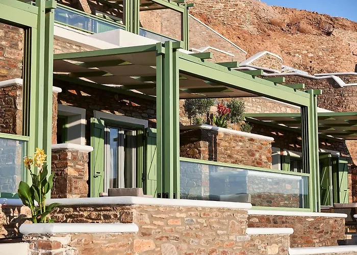 Emgard מלון דירות 4*